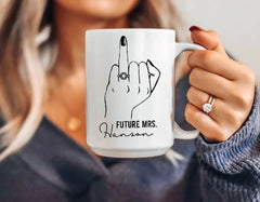 Future Mme personnalisée Mug - Ring Finger Mug - Cadeau de fiançailles Mariée à être - Cadeau de douche nuptiale - Tasse de mariage