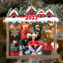Famille Belle vue sur le village de la ville de Noël - Ornement photo acrylique personnalisé