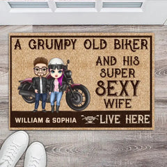 Paillasson Couple personnalisé Biker Un vieux motard grincheux et sa femme super sexy vivent ici