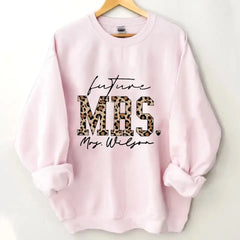 Leopard Future Mme, Sweat-shirt de nouvelle mariée, Chemises de fiançailles mignonnes, Bientôt Mme, Chemise personnalisée Future Mme, Chemise de nom de famille personnalisée