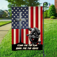 Vétéran agenouillé Christ Cross drapeau américain
