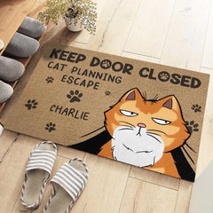 Veuillez garder la porte fermée pour planifier l'évasion des chats - Tapis décoratif personnalisé pour décoration d'intérieur - Cadeau de pendaison de crémaillère pour les amoureux des animaux de compagnie et les propriétaires d'animaux de compagnie