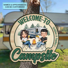 Bienvenue dans notre camping - Panneau de porte personnalisé - Cadeau pour les amateurs de camping, campeur, couple