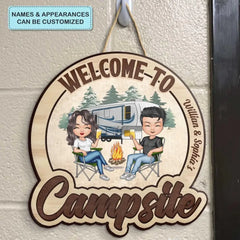 Bienvenue dans notre camping - Panneau de porte personnalisé - Cadeau pour les amateurs de camping, campeur, couple