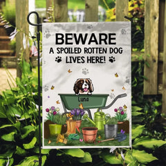Méfiez-vous des chiens pourris gâtés qui vivent ici, jusqu'à 9 chiens - Drapeau de jardin personnalisé pour les amoureux des chiens